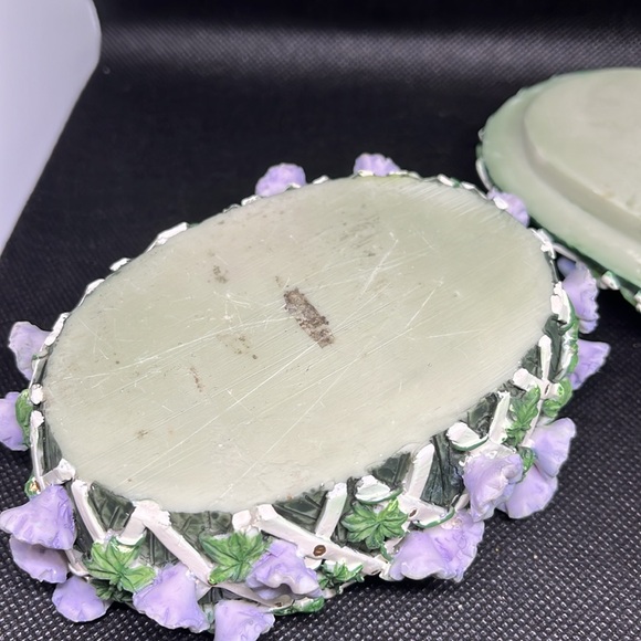 Butterfly on trellis of flowers Trinket dish with lid - Picture 6 of 14